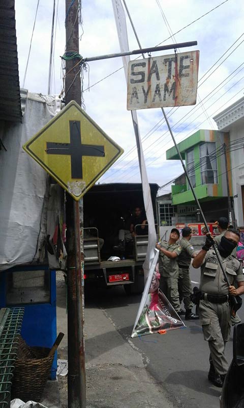 Satpol PP Tertibkan Puluhan Spanduk dan Banner Tak Berizin di Wilayah Rawalo