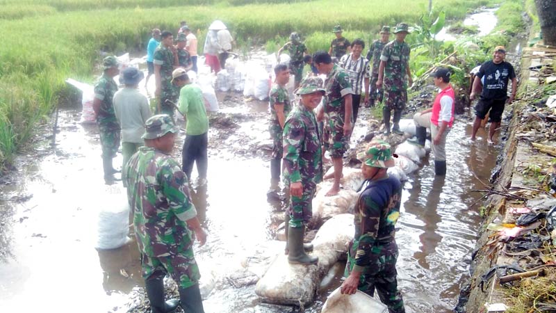 TNI dan Warga Perbaiki Tanggul Jebol di Sokaraja Kulon