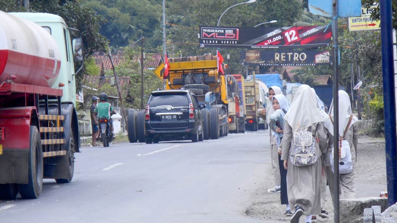 Tronton Guling, Jalur Ajibarang-Pekuncen Tersendat, Pelajar Terlantar