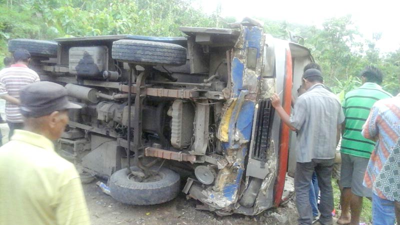 Usai Antar Hajatan, Mikrobus Terguling di Jalur Jatilawang