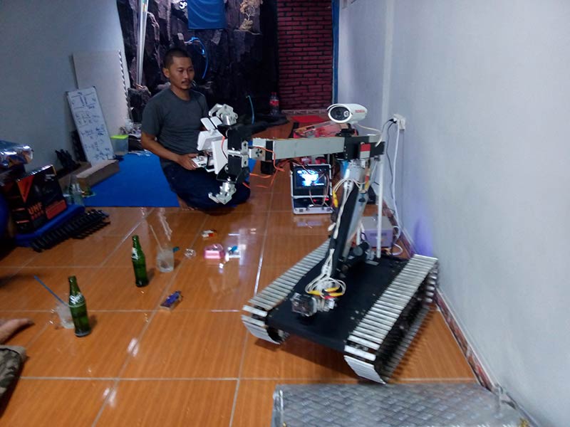 Warga Tegalreja Cilacap Bikin Robot Penjinak Bom