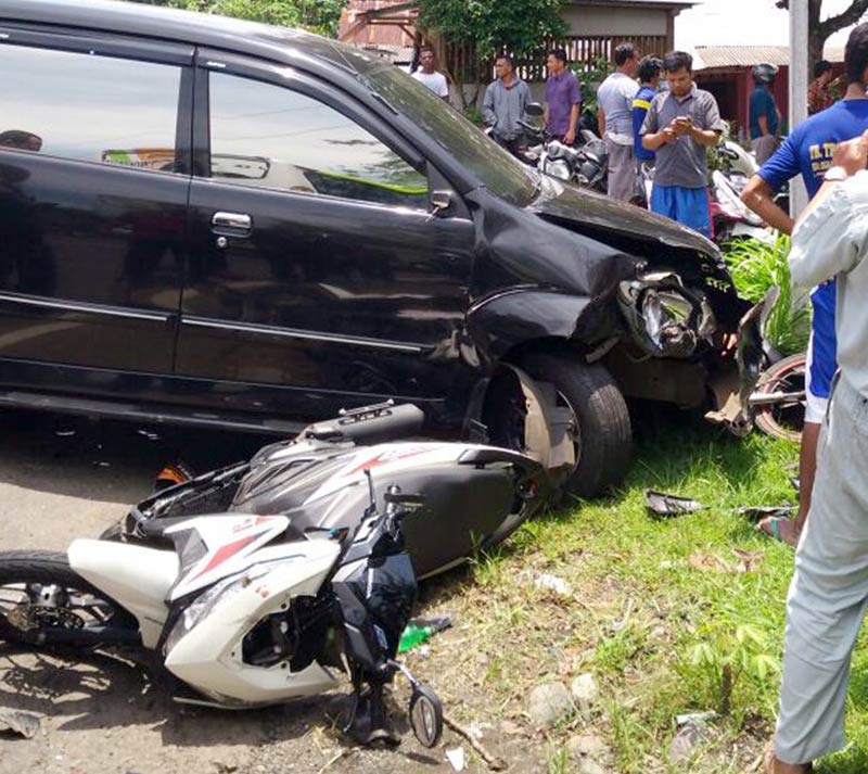 Mobil Sasak Tiga Motor di Kalibagor, Lima Dilarikan ke Rumah Sakit