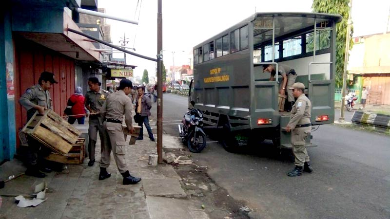 Satpol PP Tertibkan PKL di Bobotsari