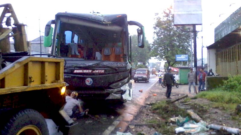 Ban Selip, Bus Tabrak Warung di Ruas Jalan Ajibarang-Wangon