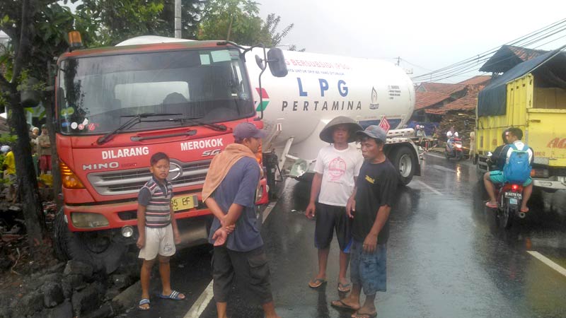 Ban Selip, Truk Elpiji Tabrak Tembok di Jalur Ajibarang - Wangon