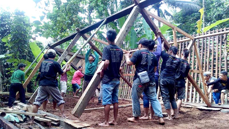 Cilongok Bersatu Bedah Rumah Warga Kurang Mampu