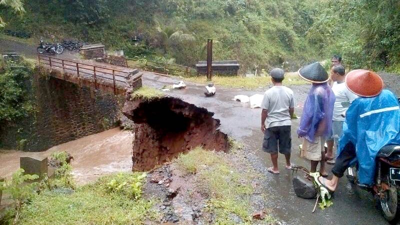 Diguyur Hujan, Jembatan Sirangkok Banjarnegara Ambrol