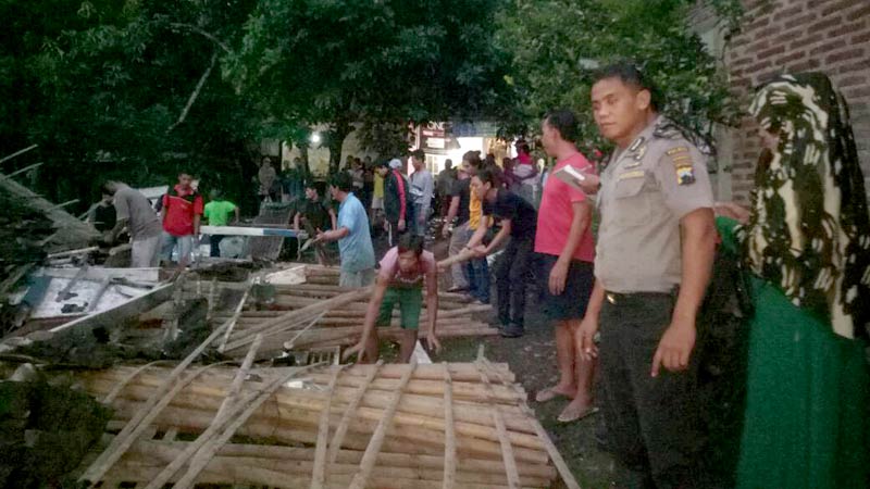 Dihempas Angin, Rumah Seorang Kakek Berusia 109 Ambruk