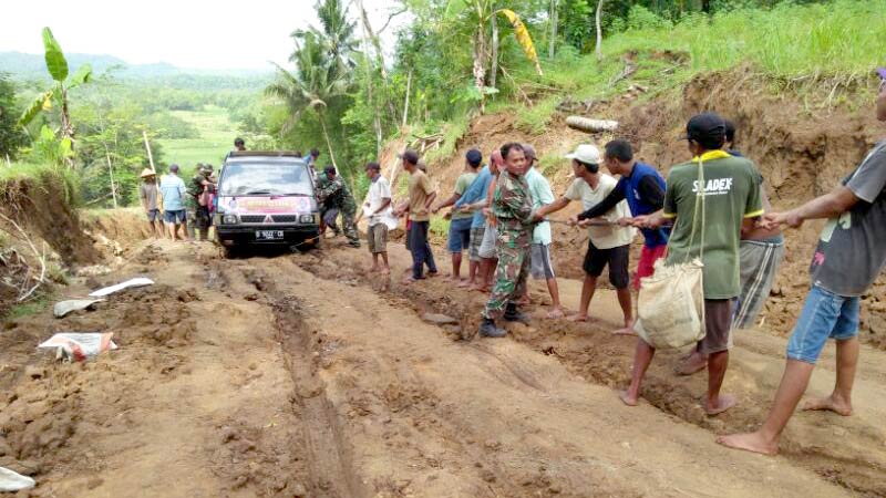 Dropping Material TMMD Sengkuyung I di Desa Tamansari Hadapi Medan Berat