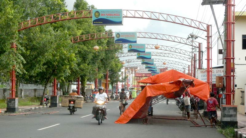 Melihat Para Pekerja Pemasang Tenda PKL Kya Kya Mayong Purbalingga