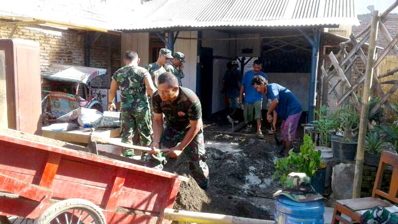 Koramil Jatilawang Bedah Rumah Warga