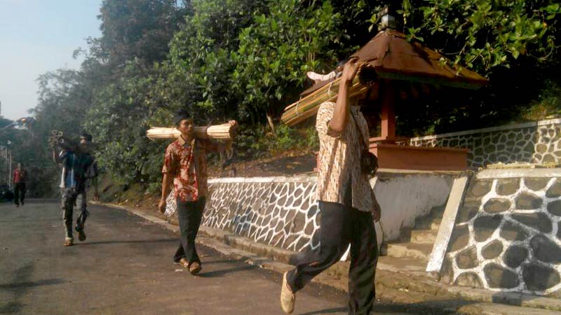 Pagar Bambu Komplek Masjid Saka Tunggal Diganti Pada Acara Tradisi Jaro Rajab