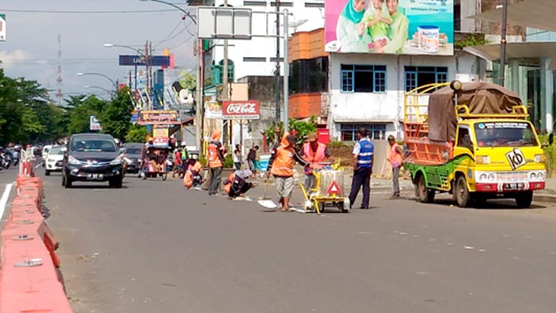 Pekerjaan Marka Jalan di Beberapa Ruas Jalan Kabupaten Banyumas Dikebut