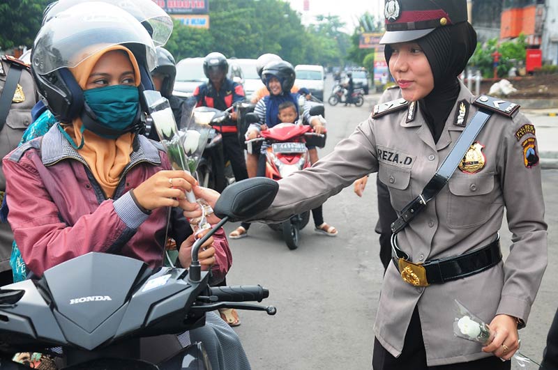 Aksi Polres Banyumas Peringati Kartini: Bagi-bagi Bunga hingga Patoli Bersama