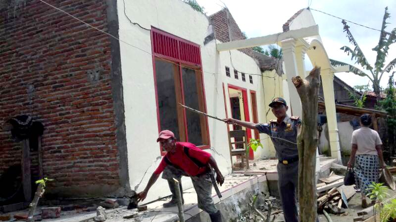 Rusak Berat Akibat Tanah Bergerak, Rumah Warga Gumelar Dibongkar