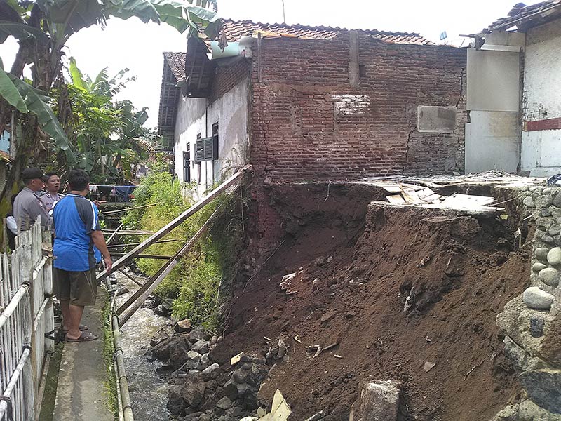 Tebing Rumah Warga di Ajibarang Longsor Terdampak Erosi