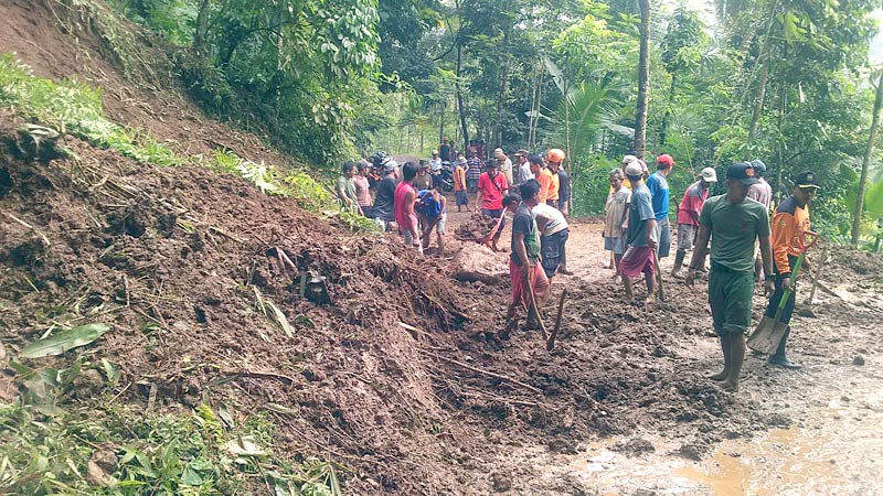 Tebing Takom Karanglewas Kembali Longsor