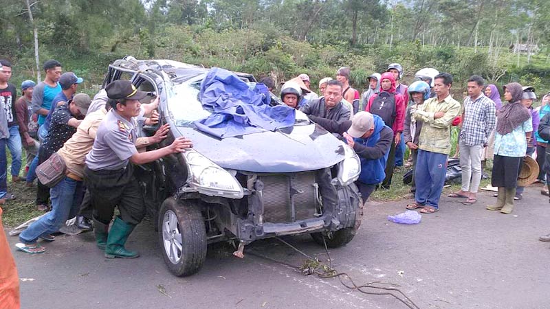 Terjun Bebas ke Jurang, Avanza Ringsek