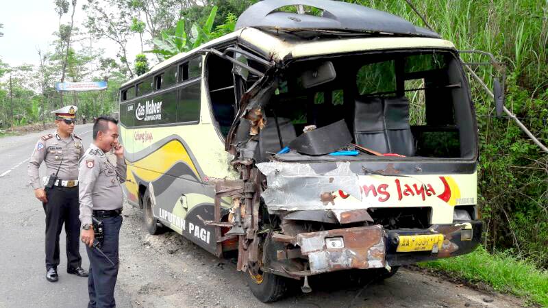 Terlalu kekanan, Bus Sampai Ringsek Tabrak Truk Bermuatan Semen