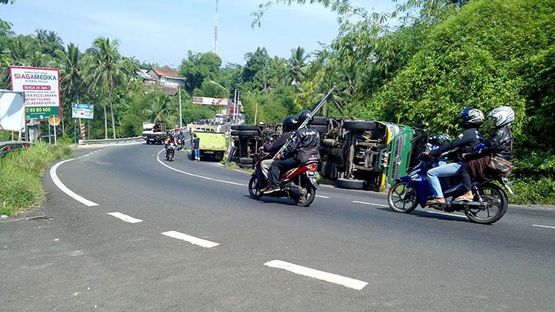 Tak Kuat Menanjak, Truk Bermuatan Bata Terguling di Jalur Bobotsari