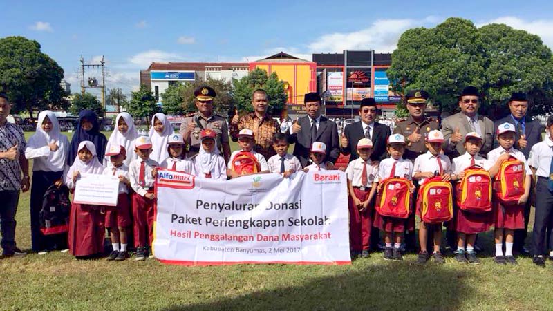 Alfamart Bagikan Perlengkapan Sekolah