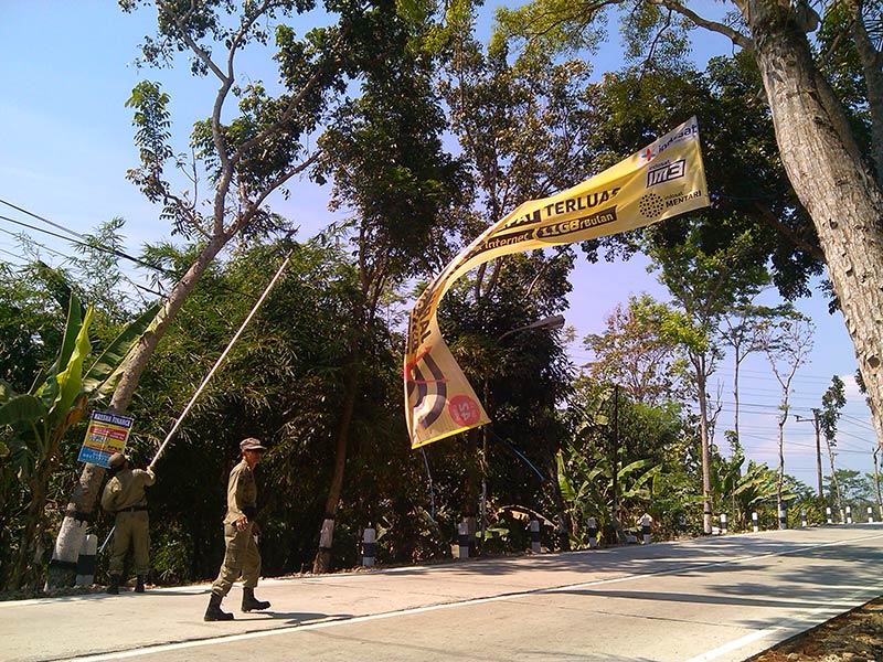 Puluhan Banner di Jalan Protokol Cilongok sampai Karanglewas Ditertibkan