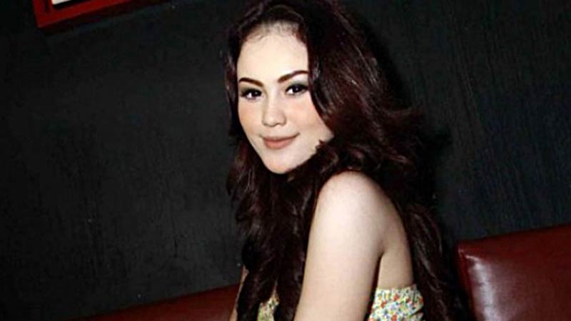 Jennifer Dunn Pamer Uang Segepok dan Pistol