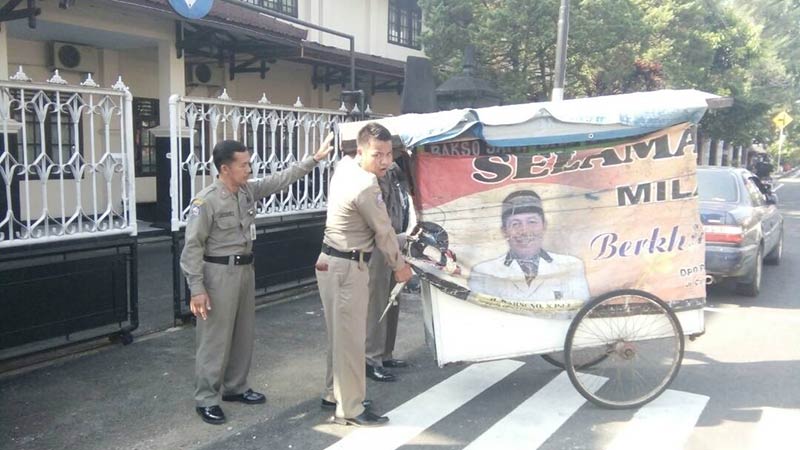 Gerobak PKL di Jalan Onje Purbalinga Diamankan