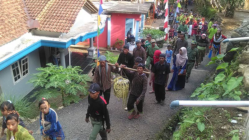 Ratusan Warga Desa Peningkaban Gumelar Jalan Kaki Ambil Air ke Hutan