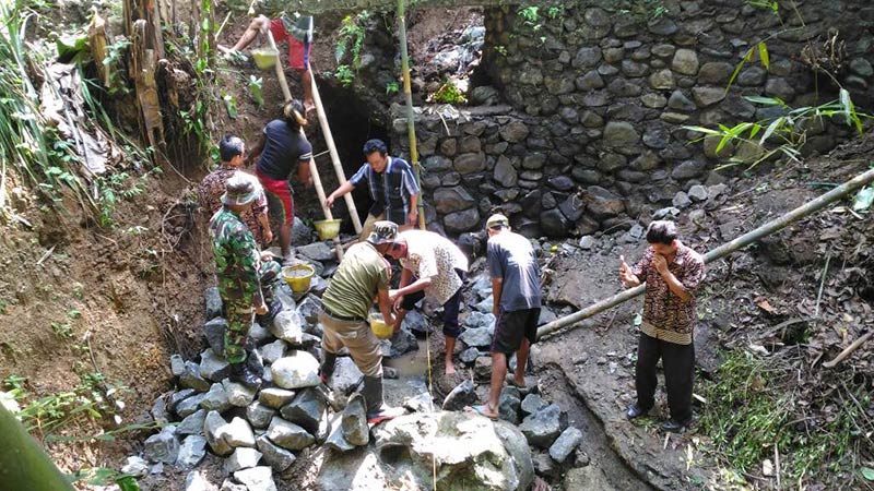 Warga dan TNI Bangun Jembatan Desa Watuagung Tambak