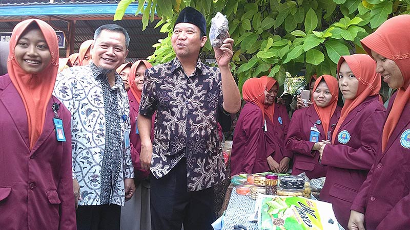 Bupati Buka Bazar SMKM 1 Ajibarang