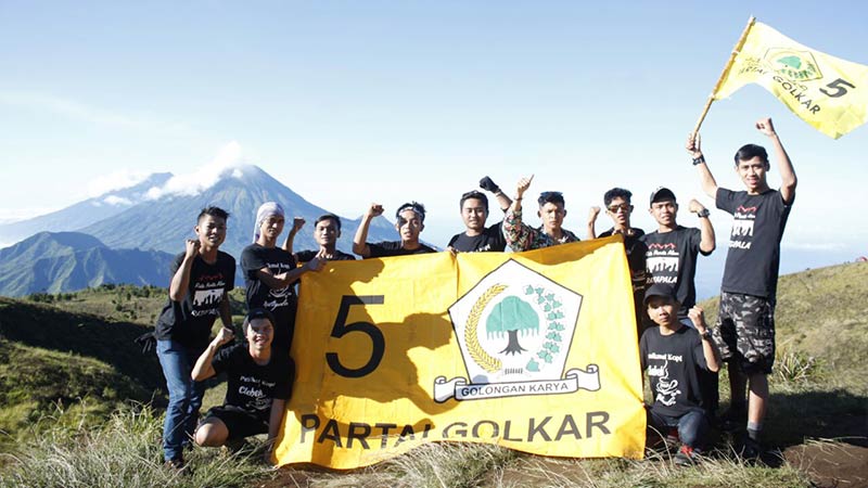 Kader AMPG Kibarkan Bendera Golkar di Gunung Prau Wonosobo