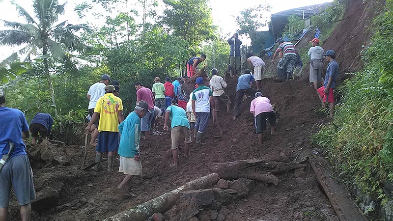 Tebing Longsor Tutup Jalan Desa di Pekuncen