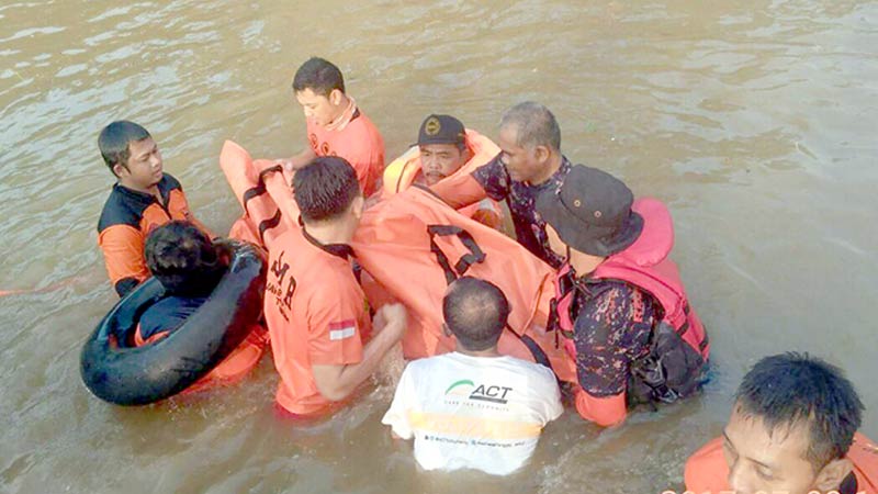 Cuci Karpet, Warga Wanayasa Hanyut