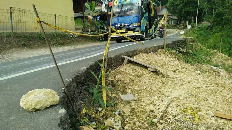 Jalan Perbatasan Paningkaban-Cihonje Ambles