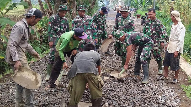 TNI dan Warga Lakukan Pengaspalan Jalan Desa Rempoah