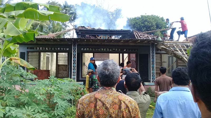 Diduga Korsleting Listrik, Rumah Terbakar