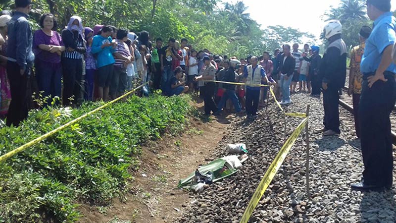 Pedagang Klepon Pekuncen Tertabrak KA