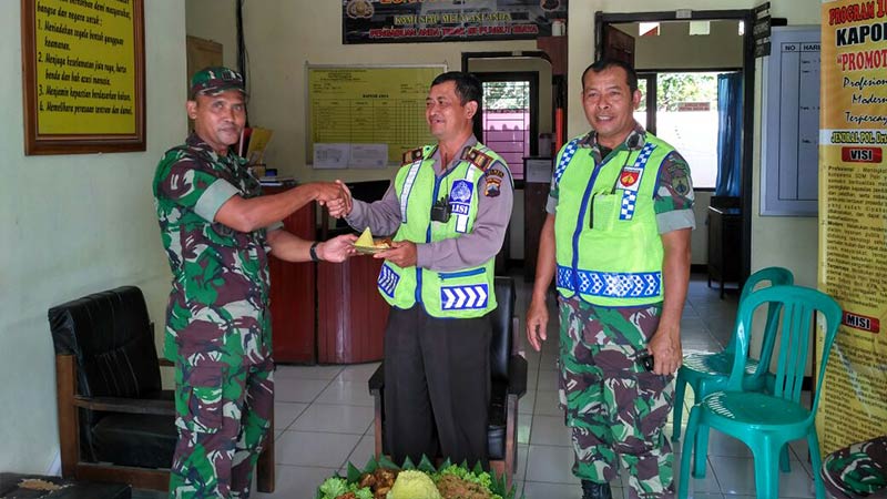 Polsek Cilongok Terima Tumpeng dari Koramil