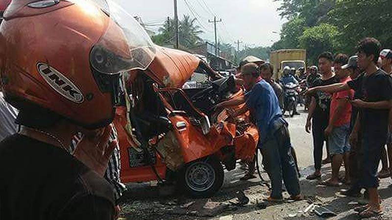 Diduga Ngantuk, Angkot Tabrak Truk Pengangkut Kayu