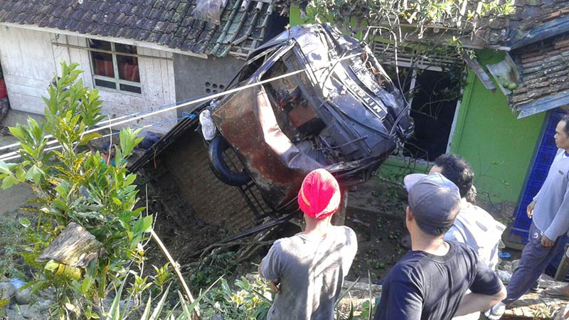 Rem Blong, Siklun Ngguling ke Rumah Warga