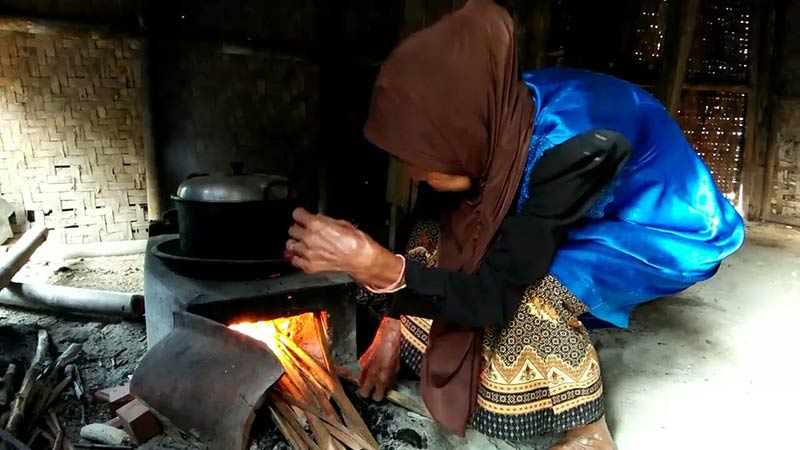 Kisah Saliyah, yang Hidup Sebatangkara di Rumah Reyot