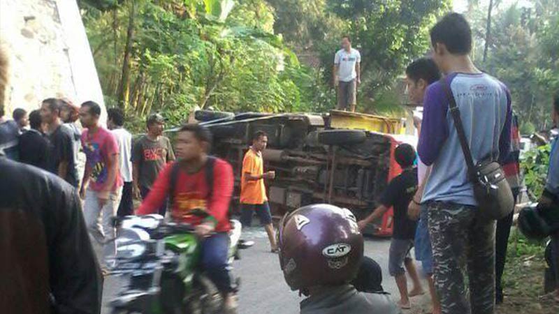 As Patah, Truk Bermuatan Kayu Terguling