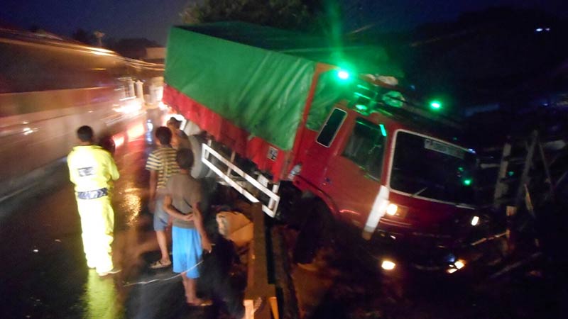 Jalur Ajibarang - Wangon Licin, Truk Gandeng Terperosok