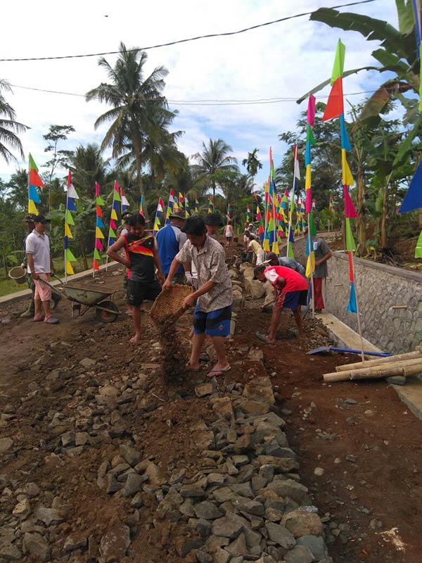 TNI dan Warga Semangat dalam TMMD Kodim 0701/Banyumas