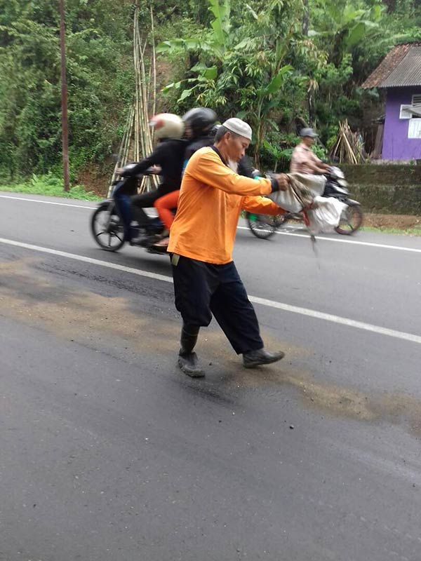 Ceceran Oli di jalur utama Wangon-Ajibarang Picu Kecelakaan