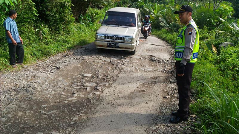 Jalan Rusak Tak Kunjung Diperbaiki