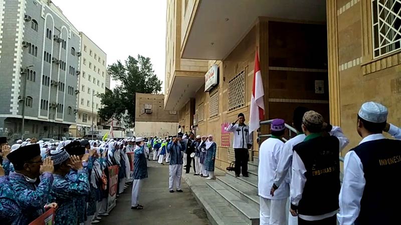 Jamaah Haji Upacara Bendera di Tanah Suci