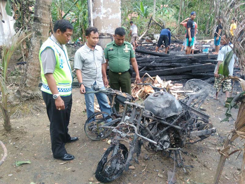 Rumah Kebakaran, Dua Sepeda Motor Jadi Rongsokan