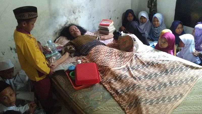 Kisah Guru Ngaji Asal Banyumas, Meskipun Lumpuh Tapi Tetap Mengajar